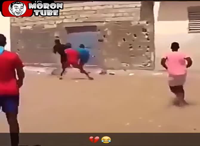 Video :After being shot in the head, a young guy tumbles from a wall